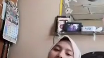 Ukhti Sange Colmek Sambil Tiduran