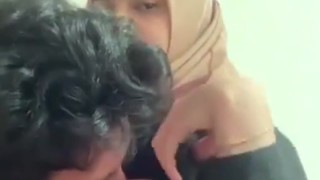 Reupload Cewek Jilbab Penurut Nyepong Kenyot Susu Imut