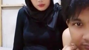 Bokep Jilbab – Cewek Jilbab Hitam Live Barbar di Kobel Memeknya